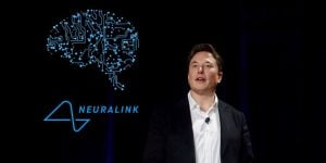 Elon Musk Anuncia Avances en Tecnología de Neuralink para Conectar Cerebros Humanos a Computadoras